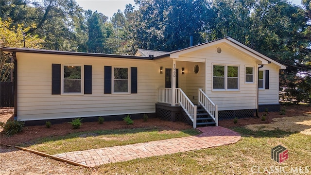 view of front of property featuring a front lawn