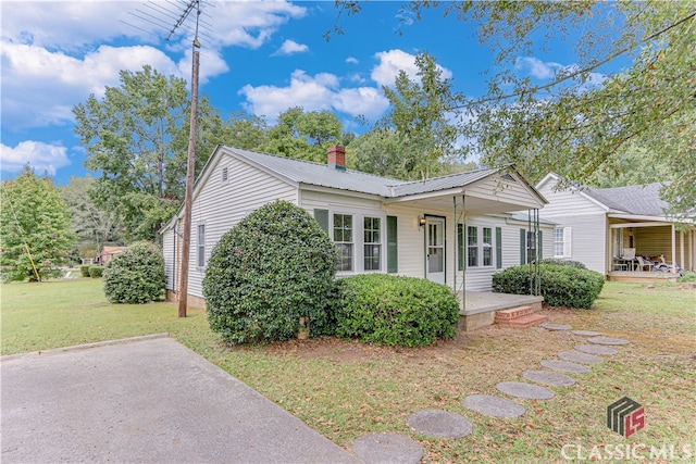 view of front facade featuring a front yard and a porch