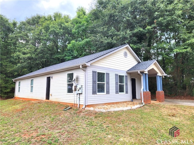 view of front of house with a front lawn