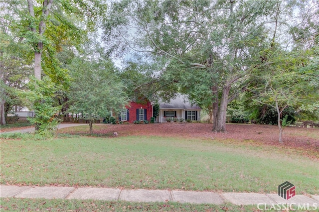 view of front of property featuring a front yard