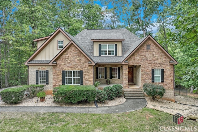 craftsman-style house featuring a front lawn