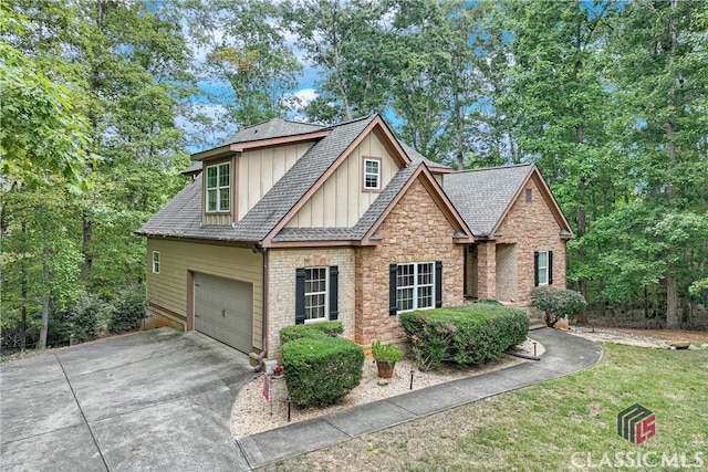 view of front of house featuring a front lawn and a garage