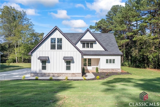 view of front of property featuring a front lawn