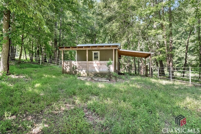 view of yard with an outdoor structure