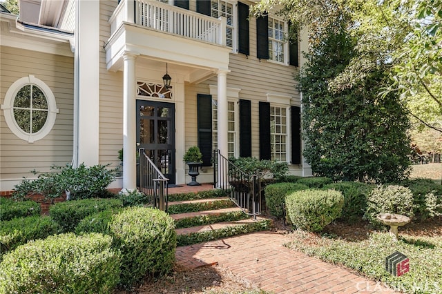 property entrance featuring a balcony