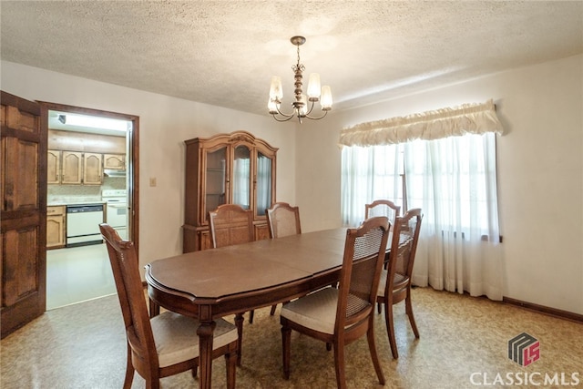 dining space featuring an inviting chandelier, carpet flooring, and a textured ceiling