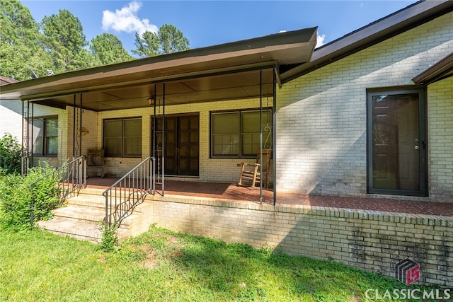 entrance to property featuring a porch