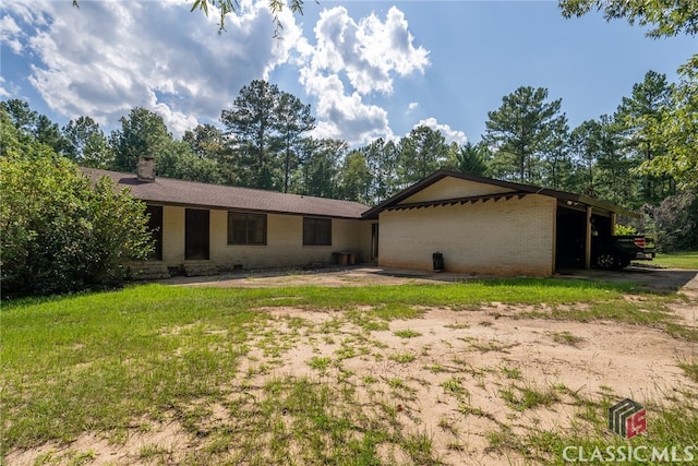 view of front of property with a front lawn