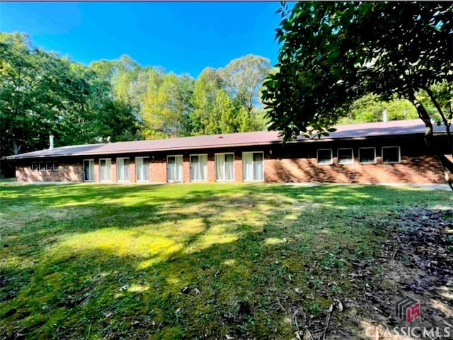 single story home with a front yard