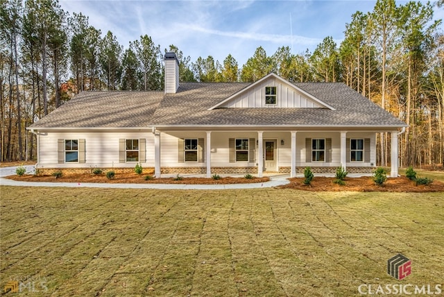 view of front of house with a front yard and covered porch