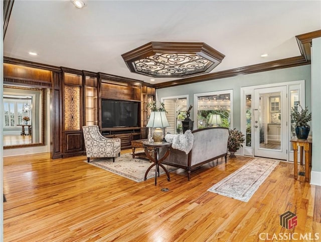 living area with crown molding, light wood-style floors, baseboards, and recessed lighting