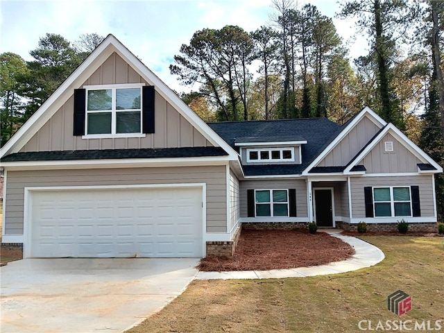 craftsman house featuring a front lawn and a garage