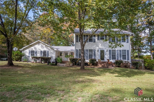 colonial home featuring a front lawn