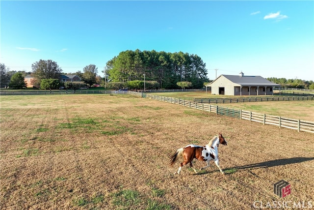 view of yard featuring a rural view