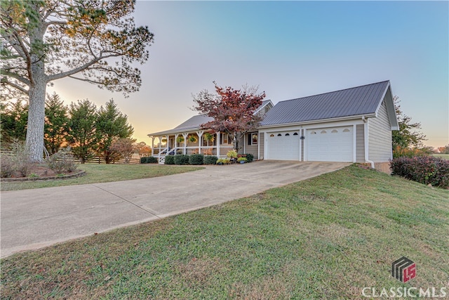 view of front of house featuring a lawn and a garage