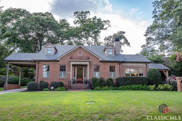 view of front of house with a carport and a front lawn