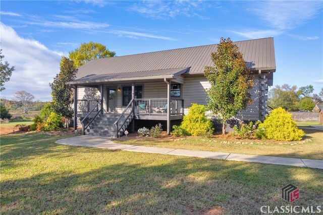 view of front of home with covered porch and a front lawn