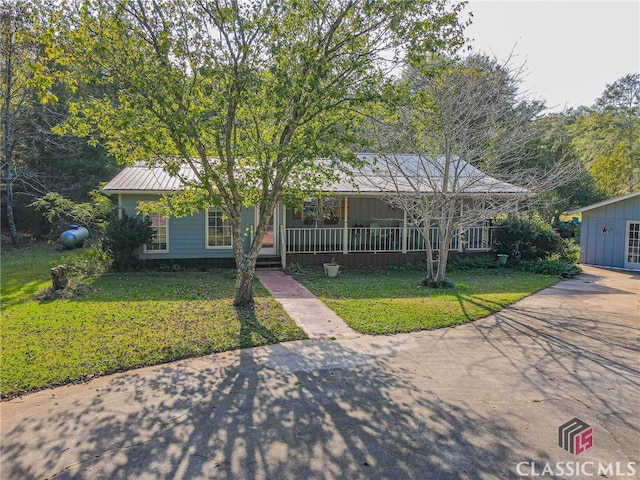 ranch-style home featuring a porch and a front lawn