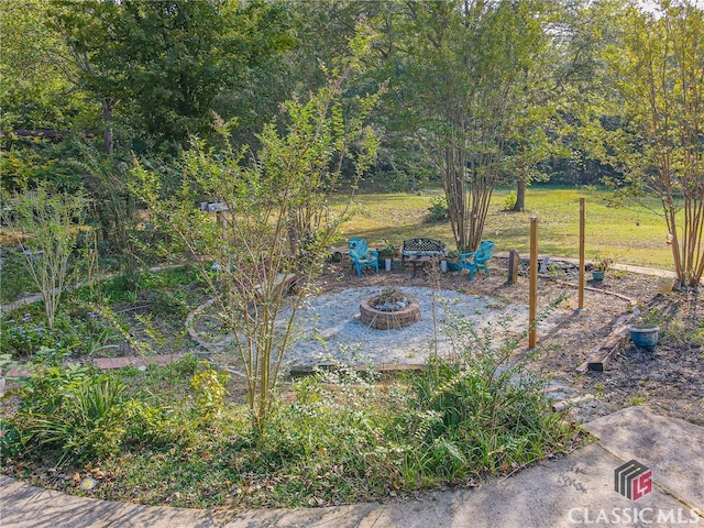 view of yard featuring an outdoor fire pit