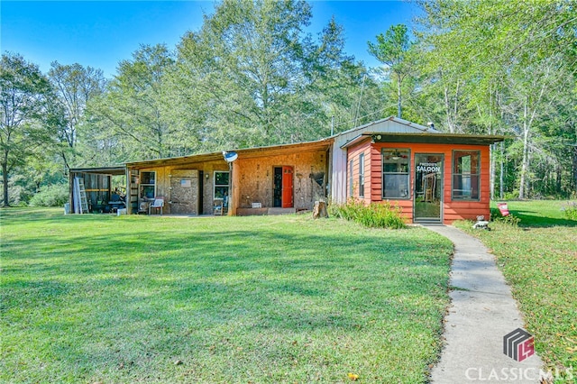 view of front of house featuring a front lawn