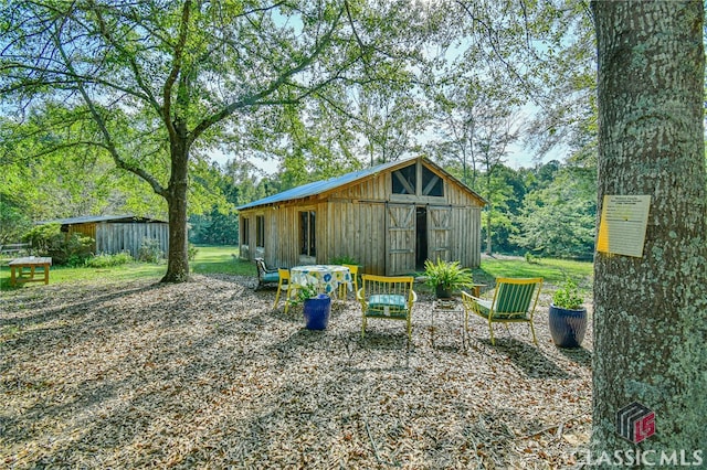 view of yard featuring an outdoor structure