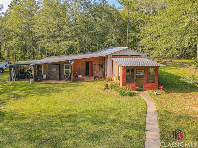 view of front of house featuring a front yard