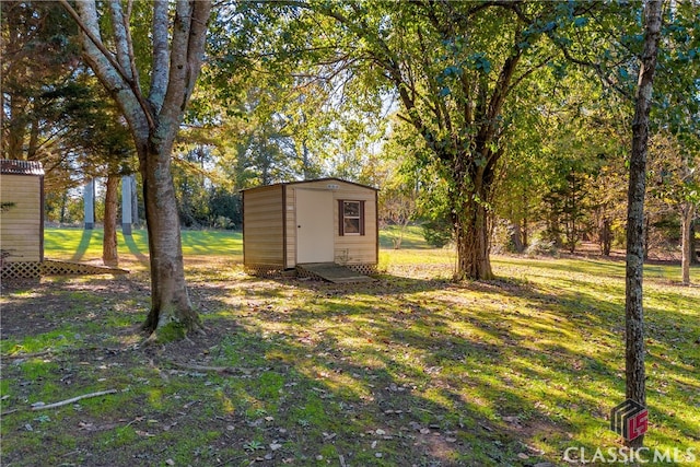 view of yard featuring a storage shed