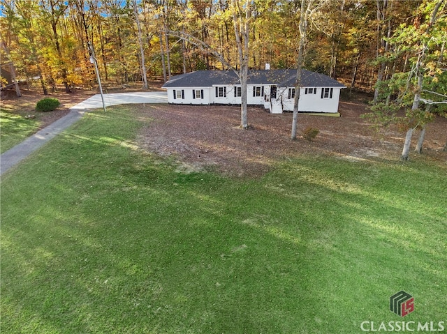 view of front of property featuring a front lawn