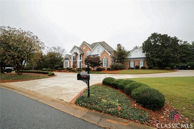 view of front of home featuring a front yard