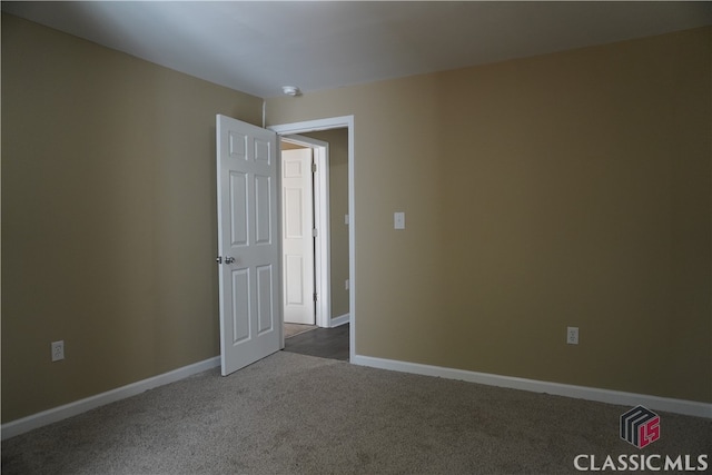 view of carpeted spare room