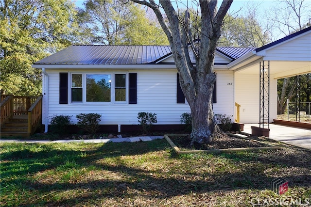 single story home featuring a front lawn