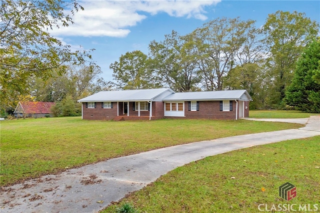 single story home featuring a front yard