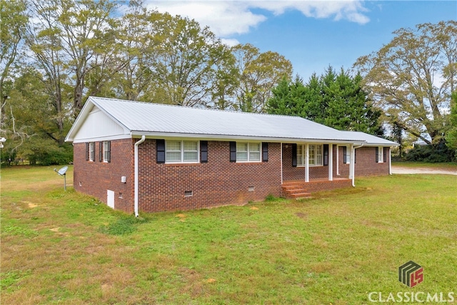 single story home featuring a porch and a front lawn