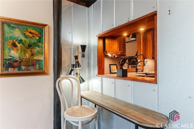 bar with sink and tasteful backsplash