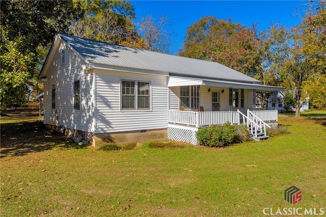 view of front facade with a front yard and a porch