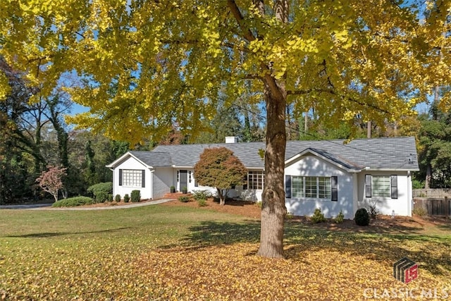 ranch-style home featuring a front lawn