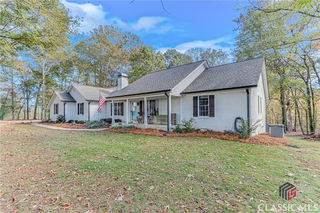 view of front of house with a front lawn