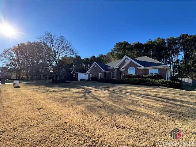 single story home with a front yard