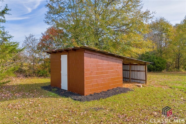 view of outbuilding with a yard