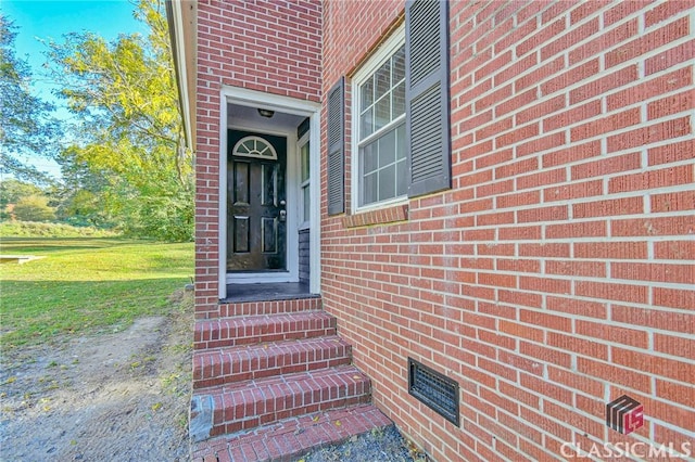 property entrance featuring a yard