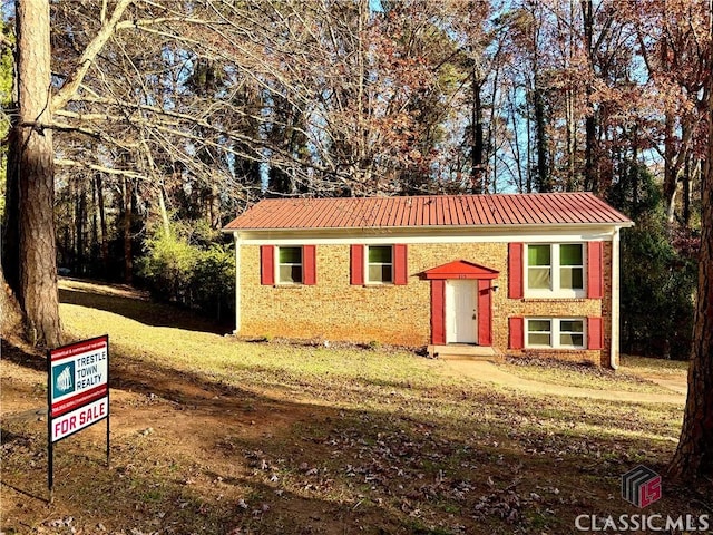 view of front of property featuring a front yard