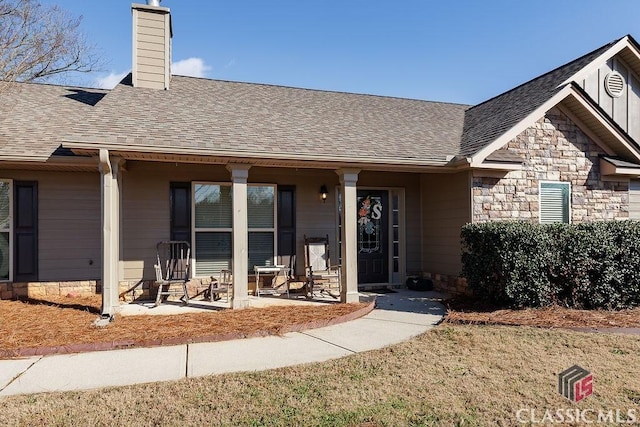 view of front of home with a front lawn