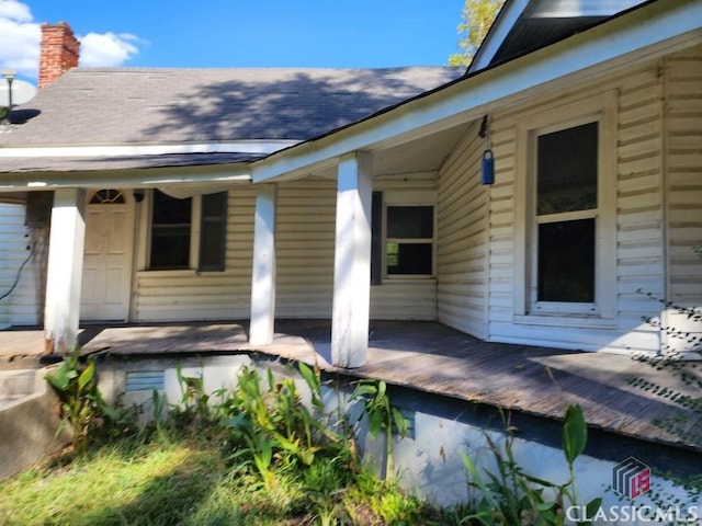 entrance to property featuring a porch