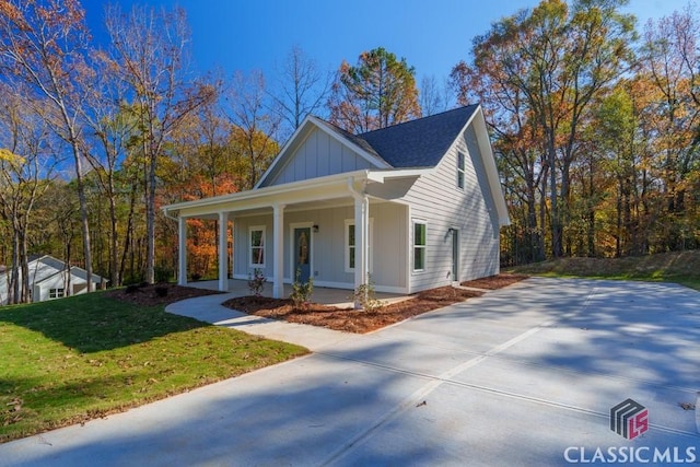 view of front of home featuring covered porch and a front yard