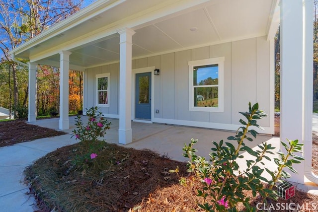 entrance to property featuring covered porch