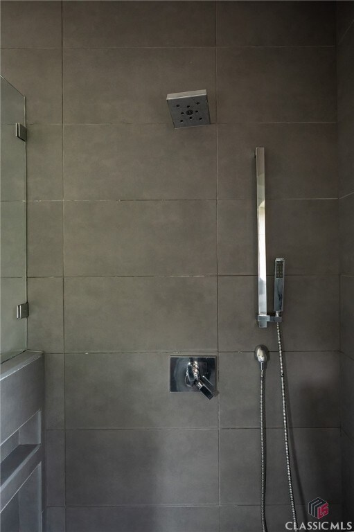 bathroom featuring tiled shower