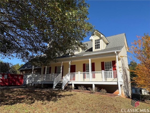 view of front facade with a front yard