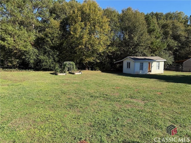 view of yard featuring an outbuilding