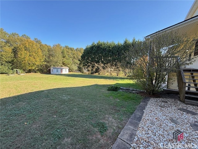 view of yard with a storage unit