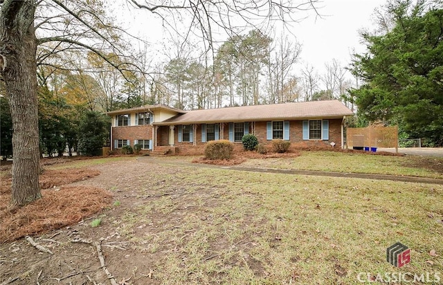 view of front of home featuring a front yard